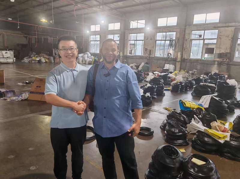 Kunden aus Sierra Leone lobten unsere Produktionskapazität und Produktqualität während des Werksbesuchs sehr