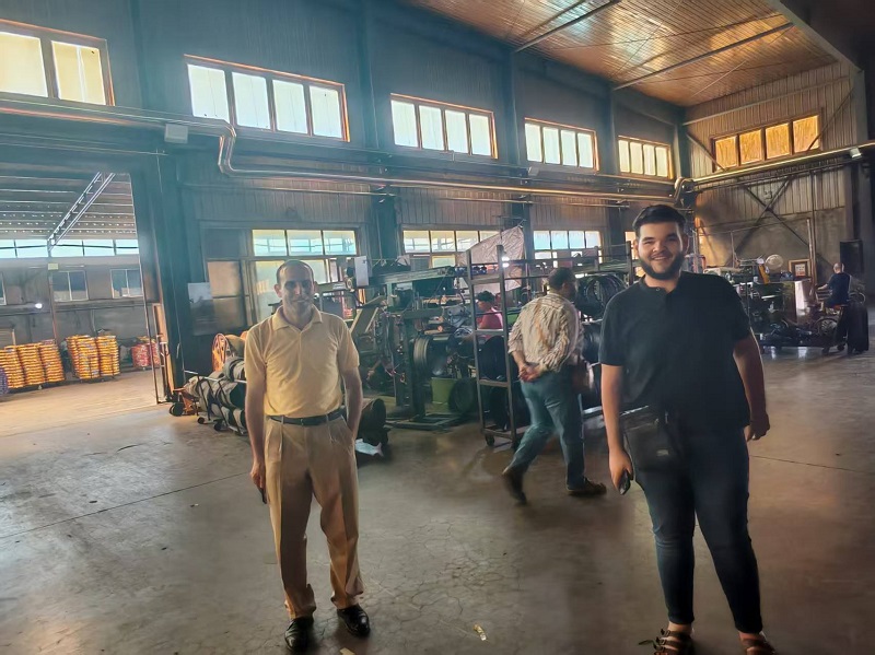Motorradreifen und Schläuche werden bei Werksbesuch von ägyptischen Kunden geschätzt